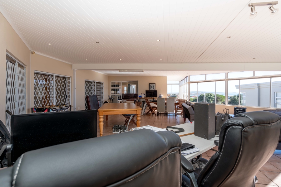 8 Bedroom Property for Sale in Middedorp Western Cape